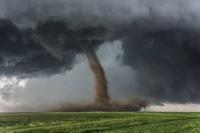 7 Arti Mimpi Melihat Angin Puting Beliung, Pertanda Keberuntungan