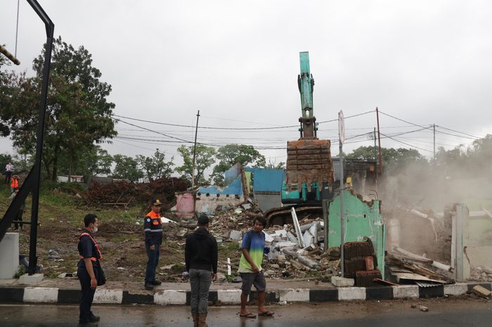 Suasana saat penertiban di Stasiun Cimahi, Senin (27/2/2023).