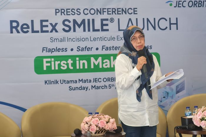 Direktur Utama PT Orbita, Dr. dr. Habibah S. Muhiddin menjelaskan terkait teknologi bedah laser Relex Smile yang dapat menjadi solusi menyembuhkan gangguan penglihatan.