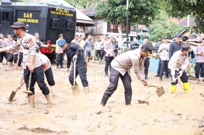 Polda Sumsel Kerahkan Personilnya Membantu Evakuasi Korban Bencana Alam ...