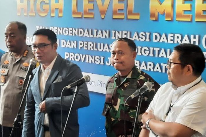 Kepala BI Jabar Erwin Gunawan Hutapea (paling kanan/kemeja putih) menemani Gubernur Ridwan Kamil di jumpa pers usai HLM TPID &amp; TP2DD se Jabar di Masion Pine Hotel KBB, Kamis (16/3/2023)
