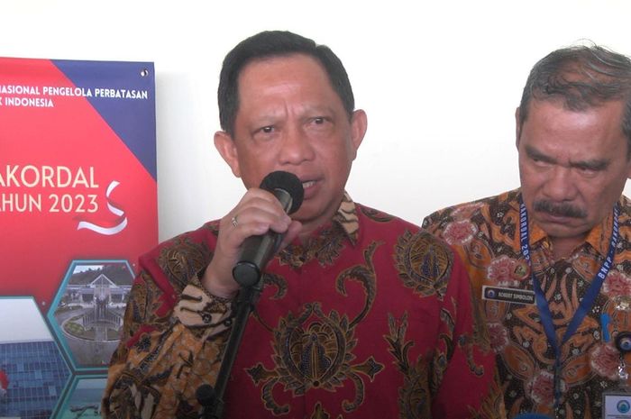 Mendagri Tito Karnavian mengungkap asal pasokan senjata KKB di Papua usai menghadiri rapat koordinasi pengelolaan perbatasan negara di Ancol, Jakarta Utara, Kamis (25/5/2023).