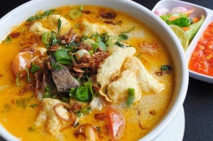 Proses memasak Soto Betawi dengan bumbu yang menggugah selera
