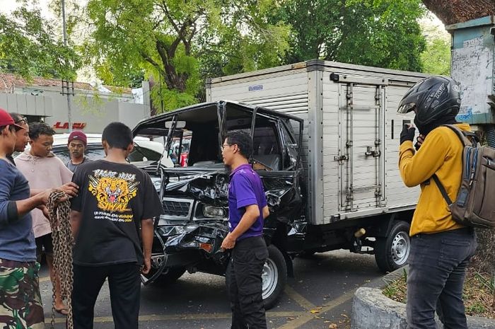 Kecelakaan Beruntun Di Jalan Slamet Riyadi Solo 4 Kendaraan Ringsek