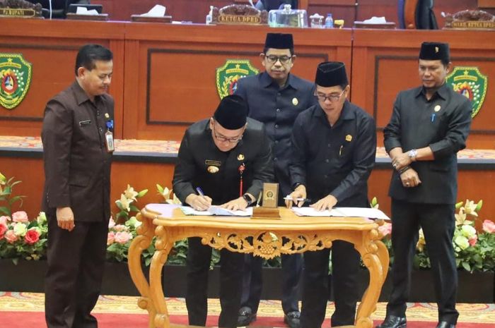 DPRD Tandatangani Raperda APBD 2024 Bersama Pj Bupati PPU - Sonora.id