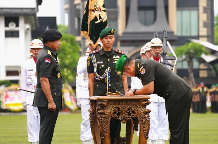 Panglima TNI Jenderal TNI Agus Subiyanto Serahkan Jabatan Kasad Kepada ...