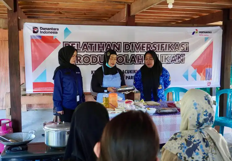 UMKM Binaan Pertamina Ajari Emak-emak di Parepare Bikin Olahan Bandeng Presto 