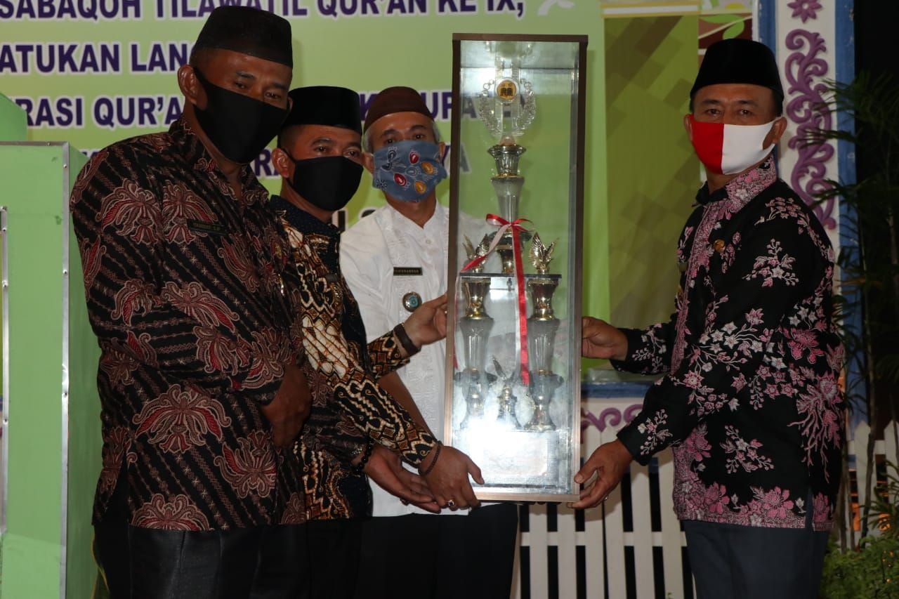 Penyerahan Piala Juara MTQ IX Bangka