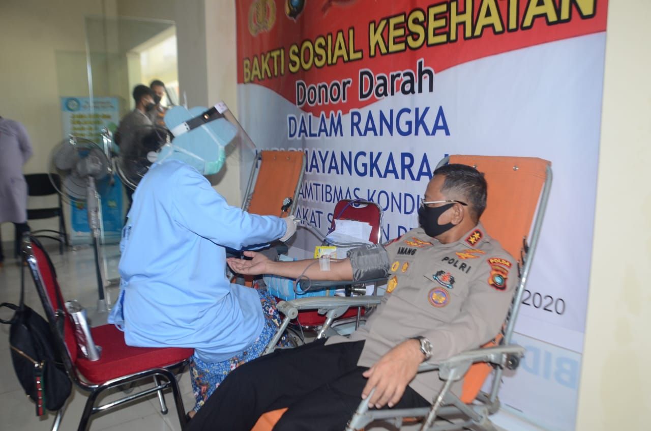 Kapolda Babel Irjen Pol Anang Syarif Hidayat ikut mendonorkan darahnya,Selasa ( 23/06/20 ).