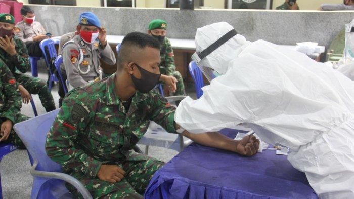 Tampak rapid tes dilaksakan oleh Polres Bangka. Pemeriksaan kesehatan itu diikuti oleh Anggota TNI AD, Kompi Senapan B Sungailiat Bangka. Acara dilaksanakan di Mako Polres Bangka, Senin (22/6/2020).
