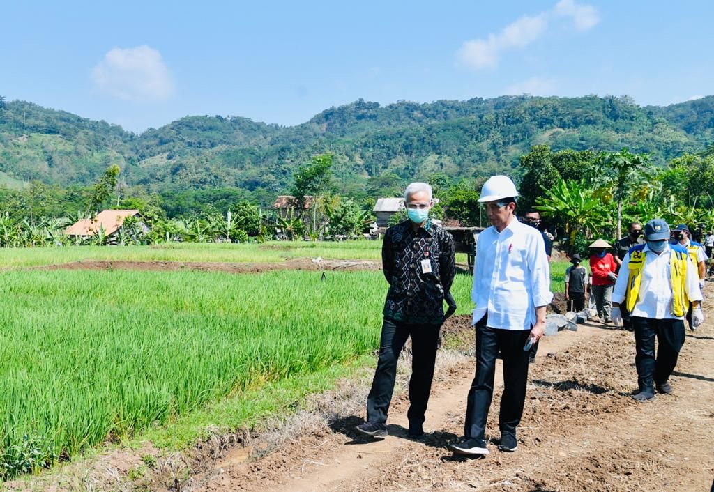 Presiden Jokowi didampingi Gubernur Jateng Ganjar Pranowo meninjau proyek padat karya irigasi di Desa Ketanggan, Kecamatan Gringsing, Kabupaten Batang, Selasa (30/6/2020)