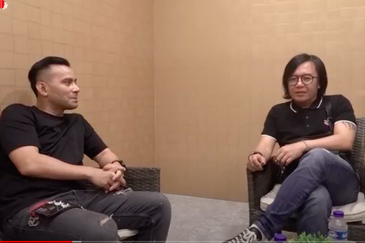 Judika berbincang dengan Ari Lasso