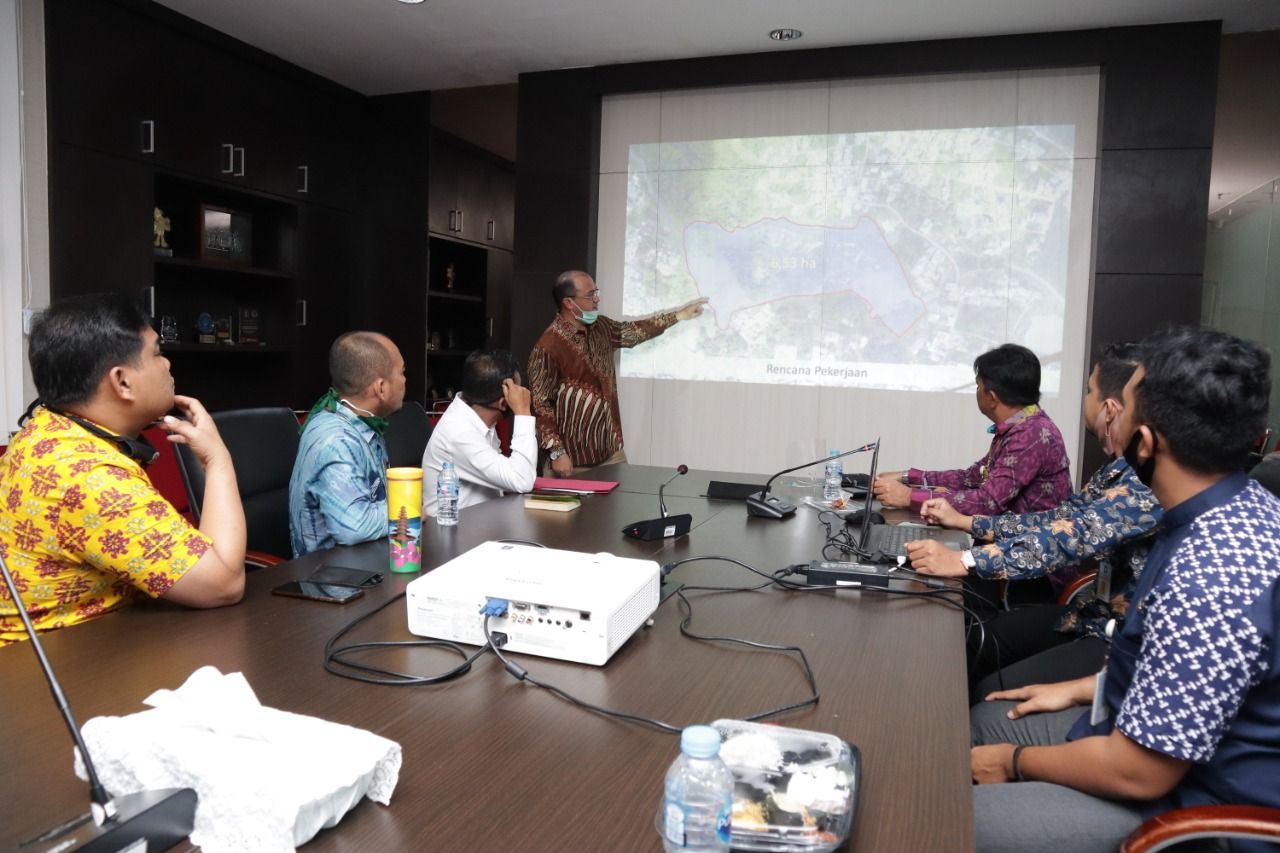 Gubernur Erzaldi Rosman memimpin rapat dengan jajarannya,Kamis ( 09/07/20).