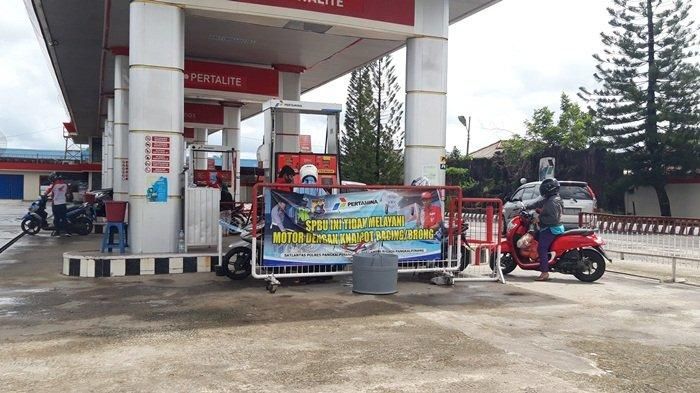 Tulisan Spanduk yang dipasang bahwa SPBU ini tidak melayani motor dengan knalpot racing/brong di SPBU SPBU 24.331.102 di Jalan Ahmad Yani, Senin (13/7/2020).