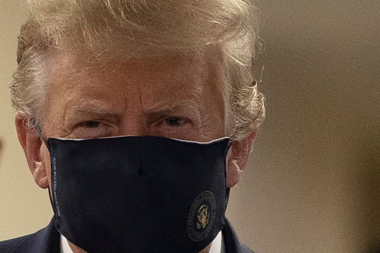 Presiden Amerika Serikat (AS) Donald Trump memakai masker untuk pertama kalinya, saat mengunjungi Rumah Sakit Militer Walter Reed di Bethesda, Maryland, AS, pada 11 Juli 2020    