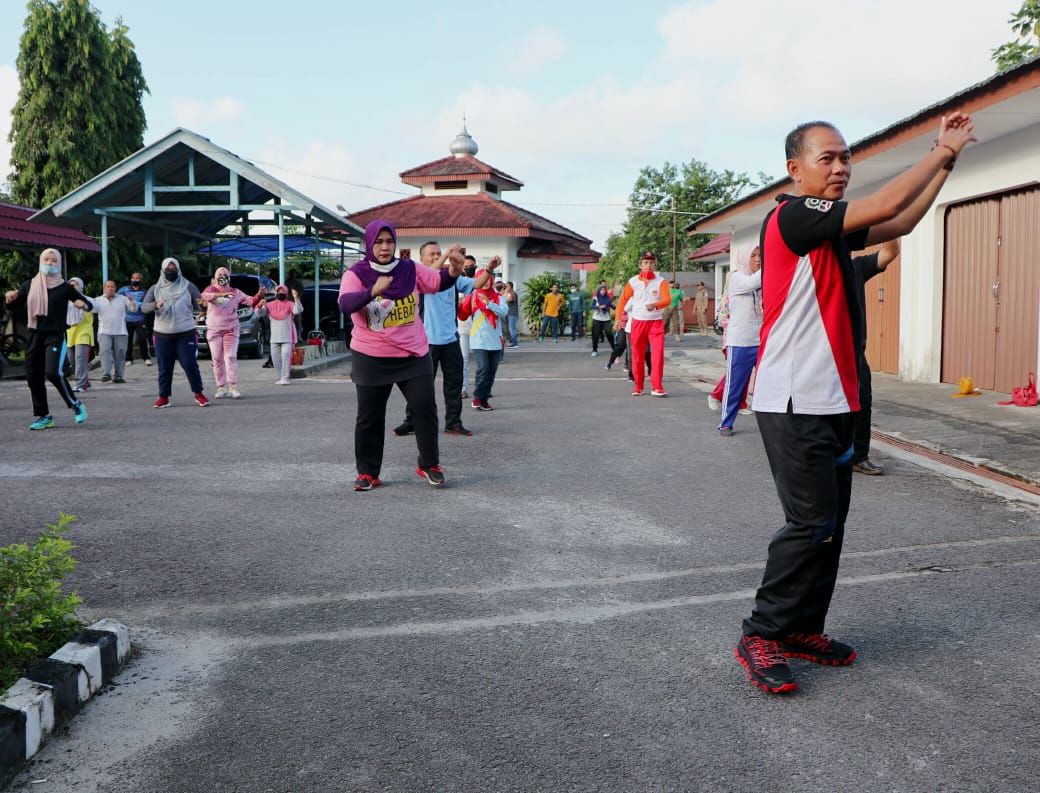 Bupati Bangka, Mulkan, Ketua TP PKK Kabupaten Bangka, Yusmiati Mulkan dan sejumlah jajaran pegawai Pemkab Bangka gelar senam bedincak.