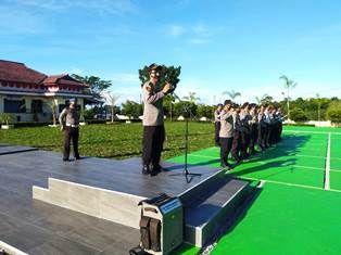 Kapolres Bangka Barat, AKBP Fedriansah, memberikan imbauan agar masyarakat terhindar dari aksi kriminalitas saat Apel Pagi di Mapolres, Senin (20/7/2020)