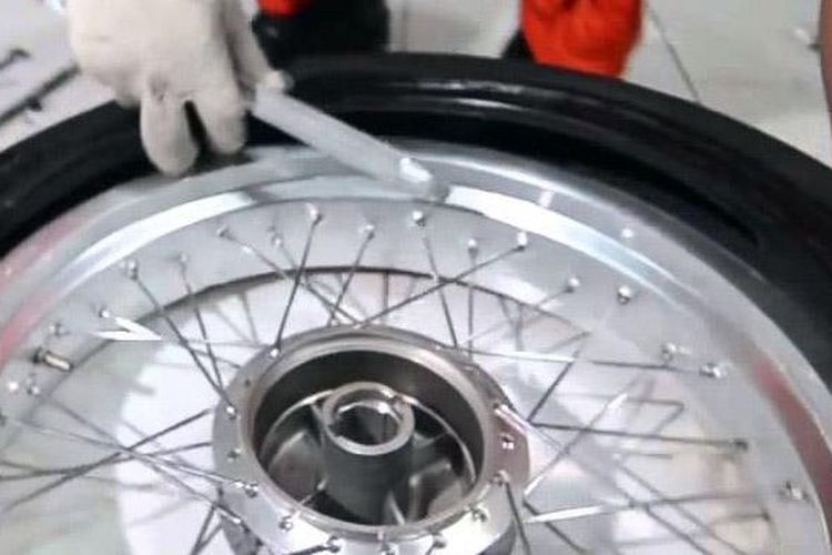 Pelek jari-jari bisa kompatibel dengan ban tubeless. (Youtube/M-One)  