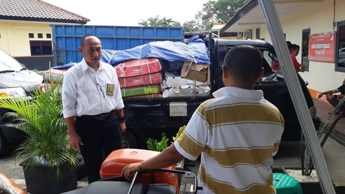 Kasubdit Jatanras Polda Kepulauan Bangka Belitung AKBP Wahyudi berbincang dengan pemilik 2 ton daging beku yang diamankan Senin (27/7/2020).     
