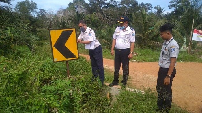 Dinas Perhubungan Babel melakukan monitoring dan evaluasi (Monev) lapangan terhadap kondisi sarana prasarana (Sarpras) penunjang lalu lintas di Kabupaten Bangka Barat, Senin (27/7/2020).