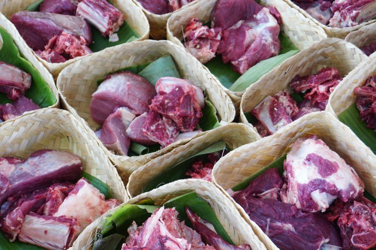 Ilustrasi daging kurban, pengemasan daging kurban, bungkus daging kurban
