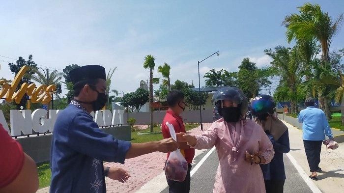 Pembagian daging qurban dilakukan secara simbolis oleh Kapolres Bangka Barat, AKBP Fedriansah kepada perwakilan masyarakat. 