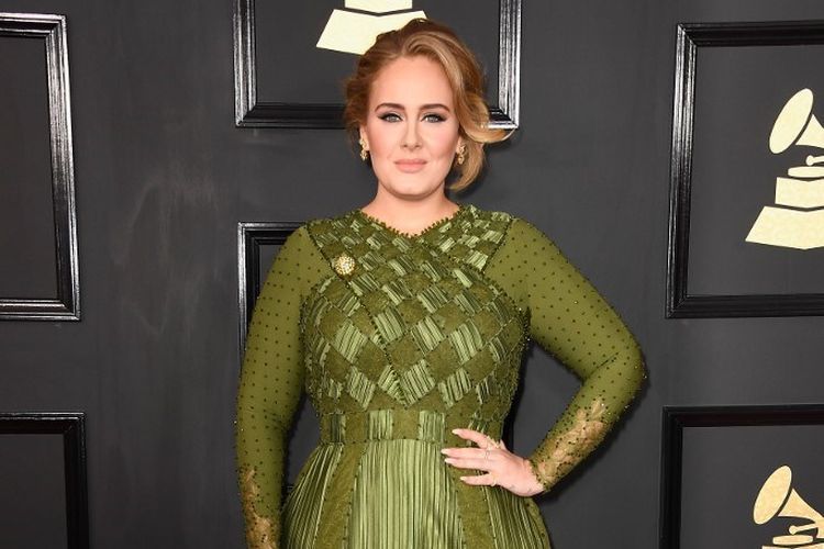 Penyanyi asal Inggris, Adele saat menghadiri Grammy Awards 2017