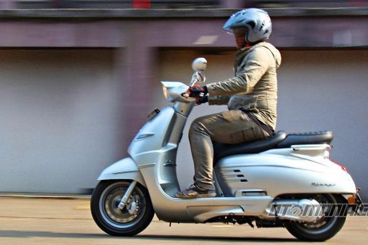 Berkendara motor matik (Stanly/Otomania)  