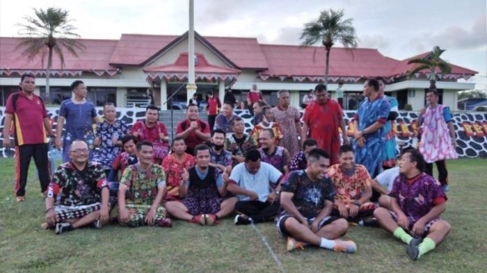 Dalam rangka memeriahkan menjelang peringatan HUT ke-75 Kemerdekaan Republik Indonesia (RI), Polres Bangka merajut kebersamaan dan sinergitas dengan Wartawan Bangka dengan berolahraga bermain futsal menggunakan kostum baju tidur daster berlangsung meriah dan kocak di halaman Mapolres Bangka, Rabu (12/08/2020).