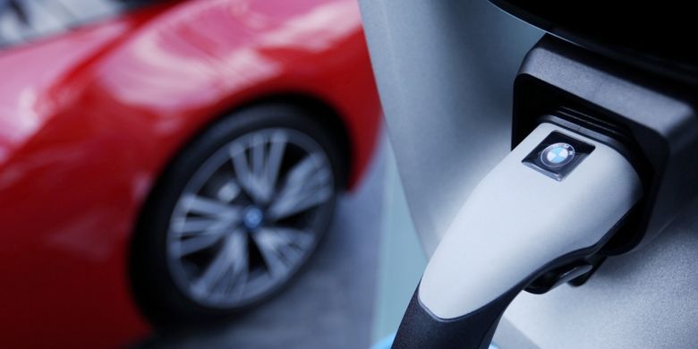 Simulasi pengisian bahan bakar listrik mobil Hybrid BMW i8 saat acara penyerahan kunci di Grand Hyatt, Jakarta, Kamis (20/4/2017). Penyerahan unit pertama kali dilakukan oleh BMW dengan penyerahan kunci secara resmi oleh President Director BMW Group Indonesia Karin Lim kepada pemilik pertamanya. (KOMPAS.com/ANDREAS LUKAS ALTOBELI)  