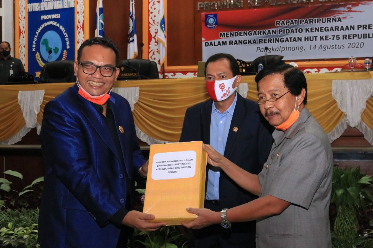 Wakil Gubernur Abdul Fatah saat menghadiri rapat paripurna penyampaian tiga raperda di Ruang Paripurna DPRD Babel, Jumat (14/7/20).