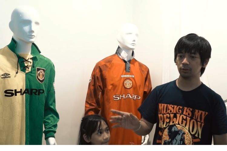Rian D'MASIV saat menunjukkan koleksi jersey Manchester United yang dimilikinya