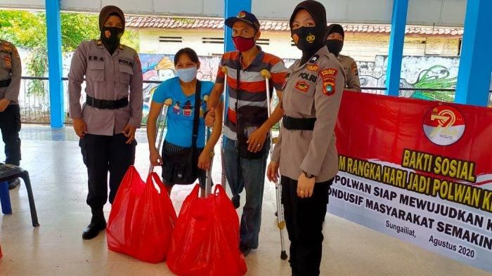 Polwan Polres Bangka menyerahkan bantuan Sembako kepada penyandang disabilitas YPD Babel di Sungailiat Bangka, Jumat (14/8/2020). 