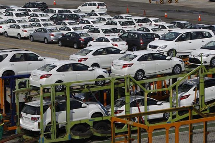 Mobil-mobil produksi PT Toyota Motor Manufacturing Indonesia, saat tiba di dermaga Car Terminal, Tanjung Priok, Jakarta, Rabu (10/6/2015). Mobil-mobil ini akan diekspor ke sejumlah negara, antara lain di Timur Tengah. (KOMPAS.com / RODERICK ADRIAN MOZES)  
