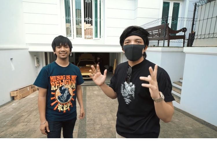 Rian D'Masiv menunjukkan rumah barunya kepada Atta Halilintar
