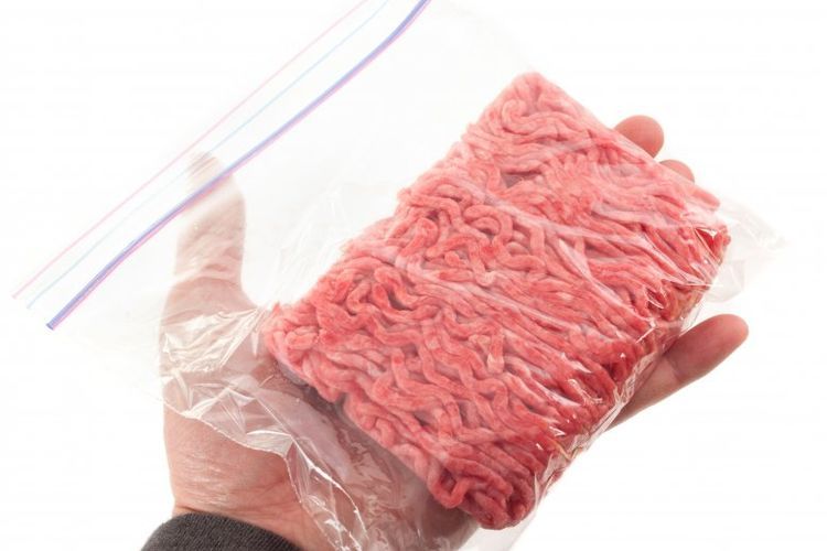 Ilustrasi daging giling dalam plastik ziplock.
