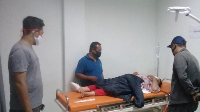Tim Polsek Mendobarat mendatangi korban, Nursiah di ruang medis saat perawatan medis, Senin (17/8/2020), pasca kasus penjambretan