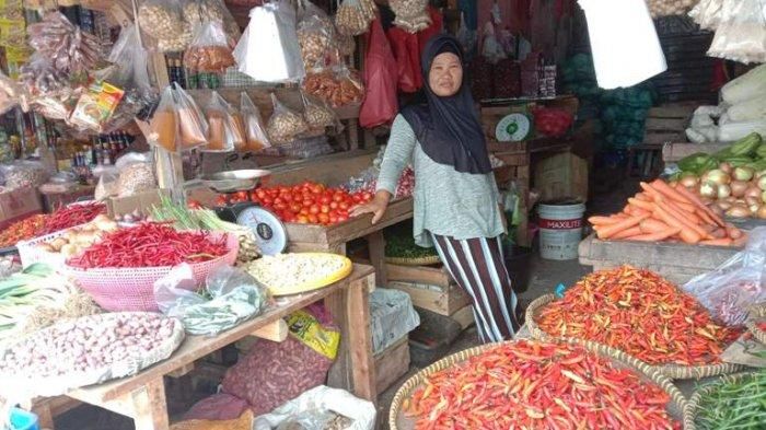 Sulis pengelola warung sayur di Jalan Tren Kota Pangkalpinang saat ditemui, Jumat (21/8/2020).