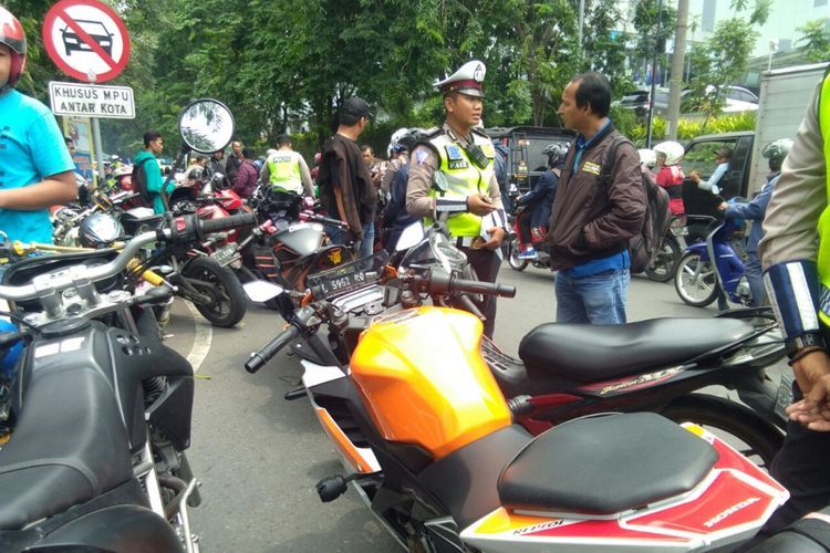 Ilustrasi razia motor oleh polisi. (KOMPAS.com/ACHMAD FAIZAL)  