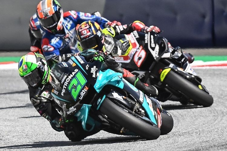 Franco Morbidelli sedang bersaing dengan Johann Zarco pada MotoGP Austria di Sirkuit Red Bull Ring, 16 Agustus 2020. (AFP/JOE KLAMAR)  