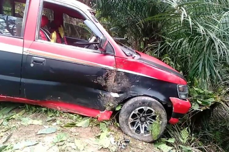 Diduga Ngantuk dan Rem Blong, Minibus Terbas Hutan Sawit Hingga Terperososk ke Jurang 30 Meter (KOMPAS.COM/JUNAEDI)  