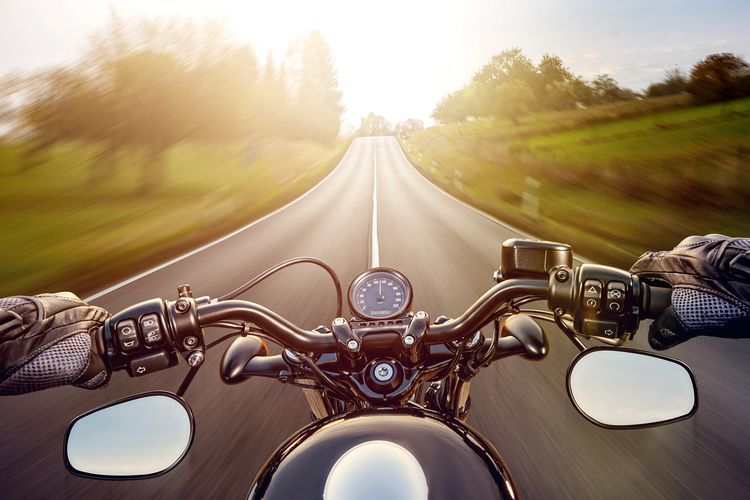 Ilustrasi mengendarai motor. (Shutterstock)  