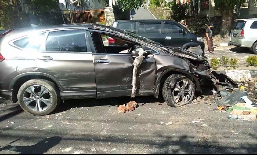 Mobil Honda CRV abu-abu mengalami kecelakaan parah usai menabrak mobil Calya merah di Jl. Soekarno Hatta, Pangkalpinang, Kamis (27/8/2020).