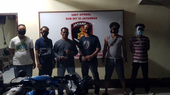 ersangka dan barang bukti pencurian handphone yang diamakan oleh Tim Opsnal Subdit Jatanras Dit Krimum Polda Kepulauan Bangka Belitung Kamis (27/8/2020) dinihari.