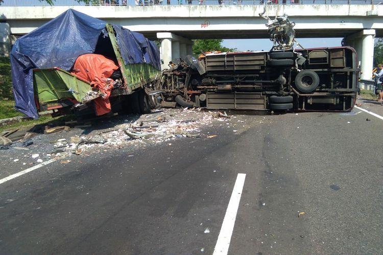 Kecelakaan di Tol Cipali KM 150+300 Majalengka, Jawa Barat, Minggu (23/8/2020). Kecelakaan tersebut 4 orang meninggal dunia dan 10 luka-luka. (Istimewa)  