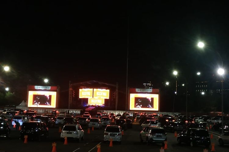 Mobil-mobil terparkir di depan panggung untuk menikmati Drive-In Concert pertama di Jakarta