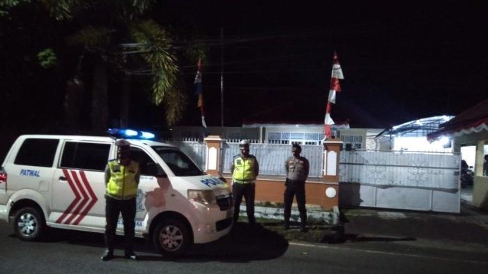 Tampak Anggota Satlantas Polres Bangka menjalankan patroli malam menggunakan Metode Blue Light, Selasa (1/9/2020).