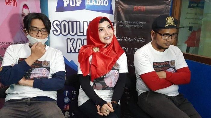 Roro Fitria besama Tim Produksi single &quot;Rindu Ibu&quot;