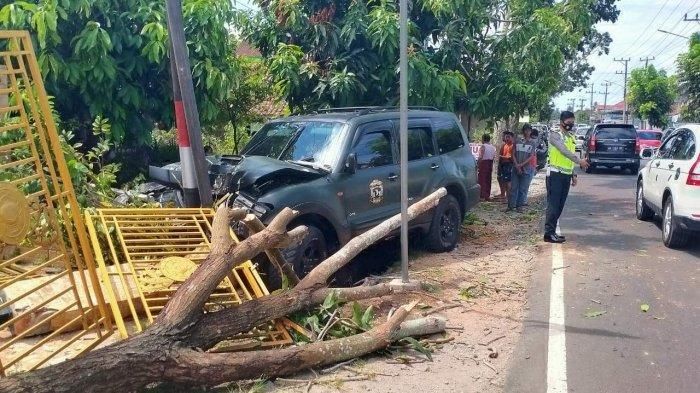 Sebuah mobil Mitsubishi Pajero Sport mengalami kecelakaan tunggal di dekat Masjid Baitul Arofah, di Jalan Raya Selindung, Selindung Lama, Pangkalpinang, Minggu (6/9/2020).