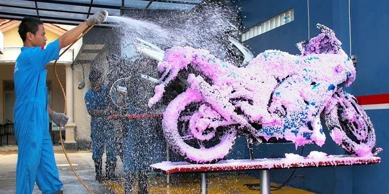 Ilustrasi cuci motor (http://4.bp.blogspot.com/)  